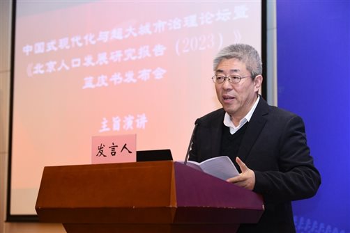 电脑前坐着穿西装的男人 中度可信度描述已自动生成