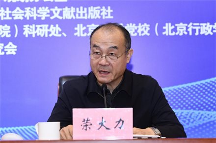 桌子上有男人的照片上写着字 描述已自动生成